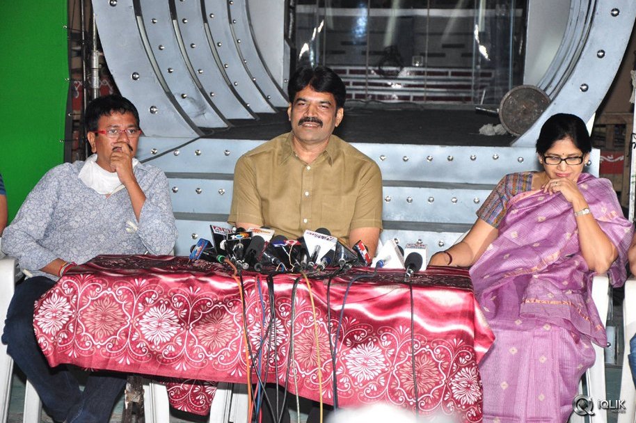 Aatadukundam-Raa-Movie-Press-Meet